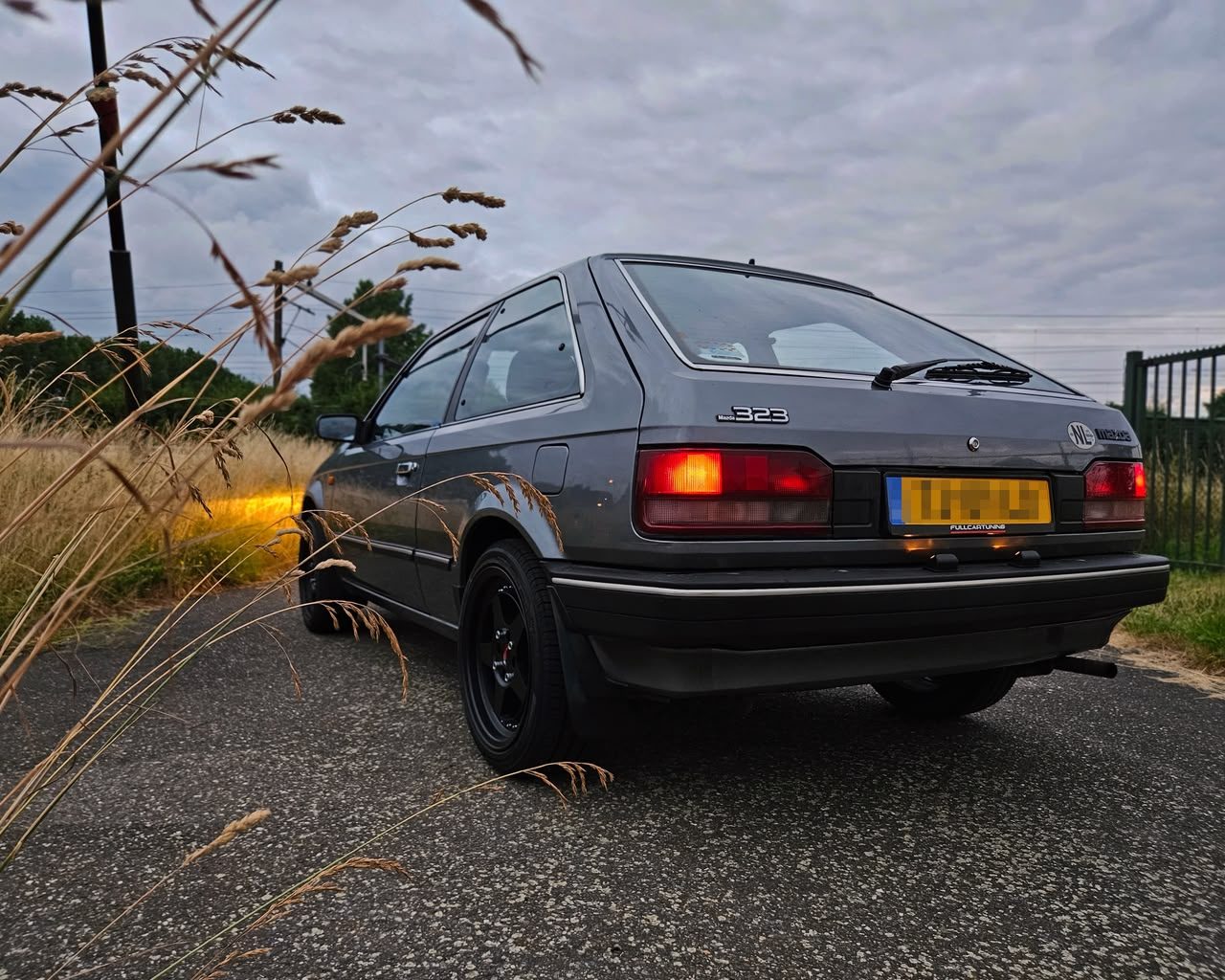 Crónica de un mito rodante: Del filo ochentero del Mazda 323 al ocaso eterno del dócil guerrero en 2004