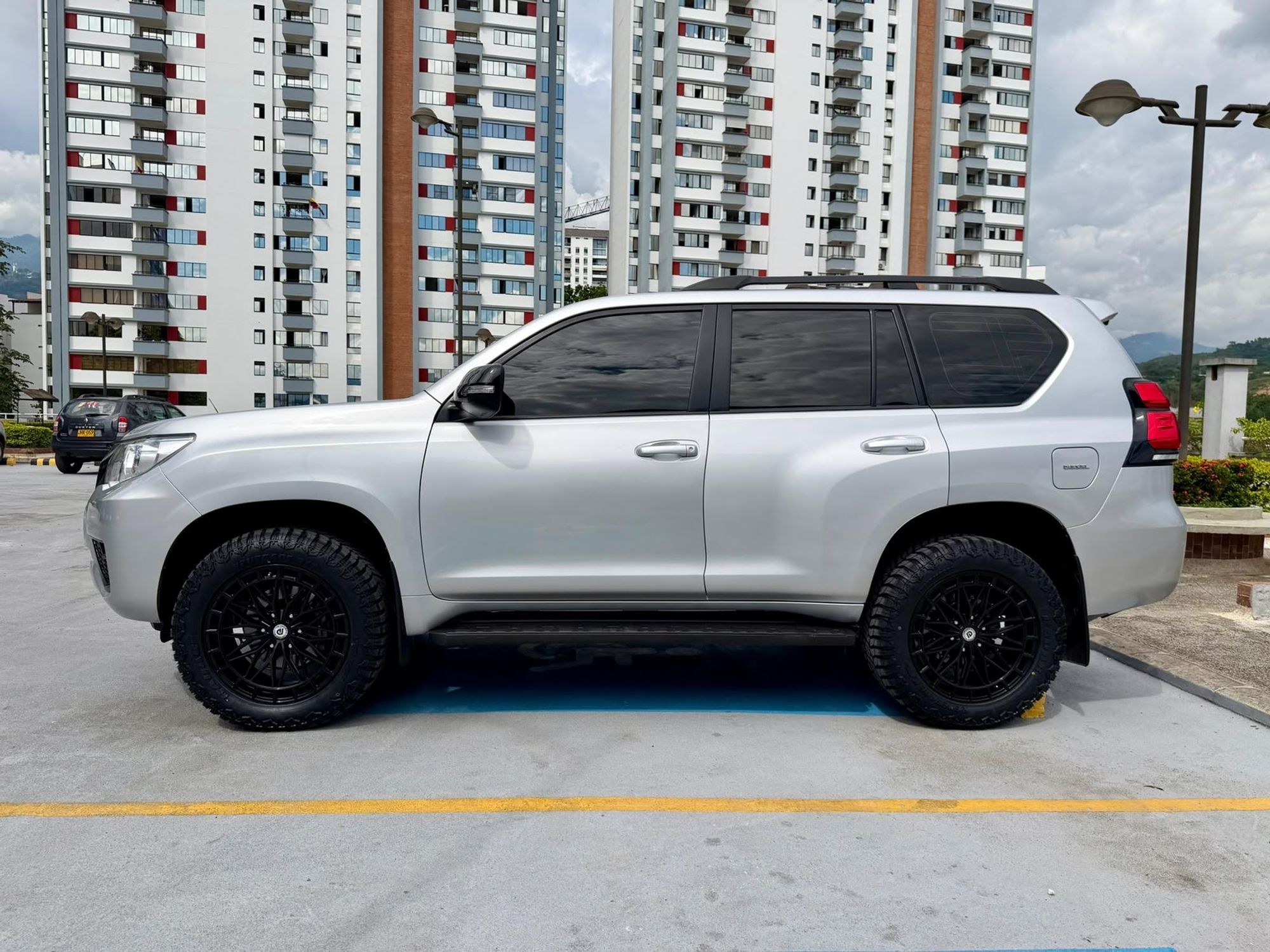 El viaje de la Toyota Prado entre el estatus, la trocha y la evolución en Colombia — foto 2