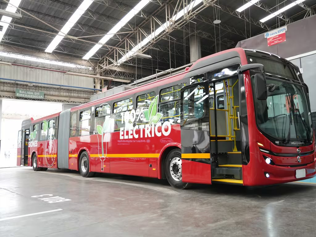 Bus eléctrico rojo Transmilenio